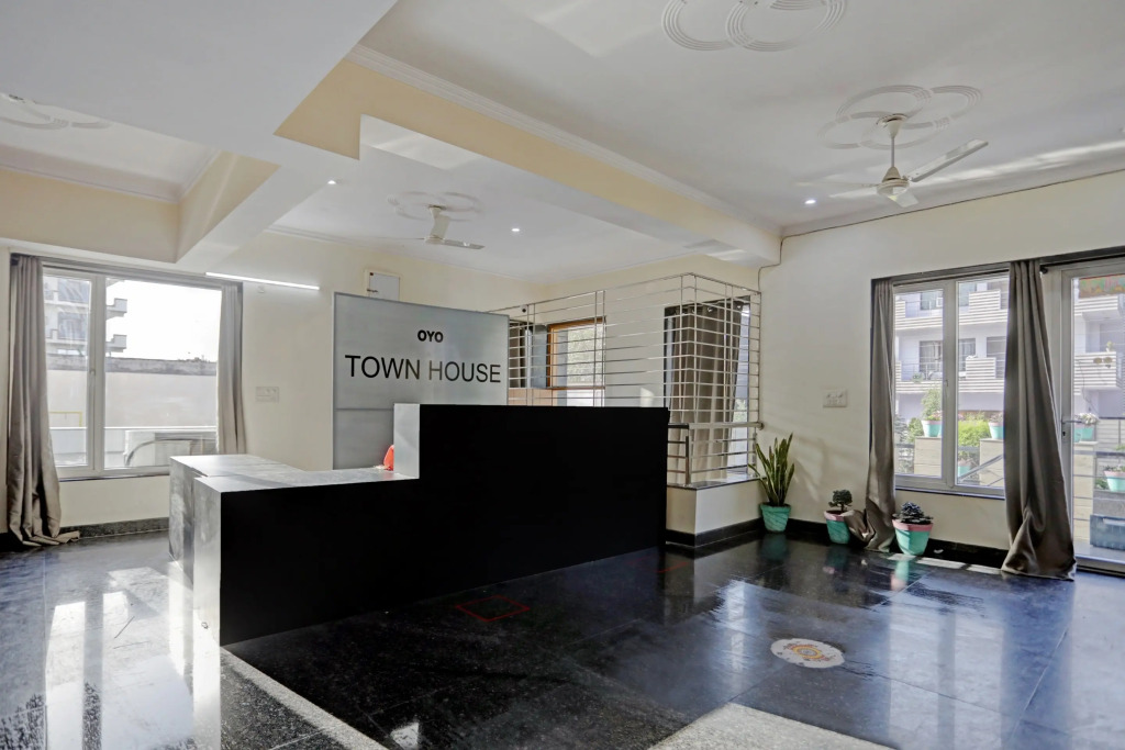 Нойда: OYO Townhouse 79643 Oyo Townhouse Hotel Merriment Near ISKCON Temple Noida