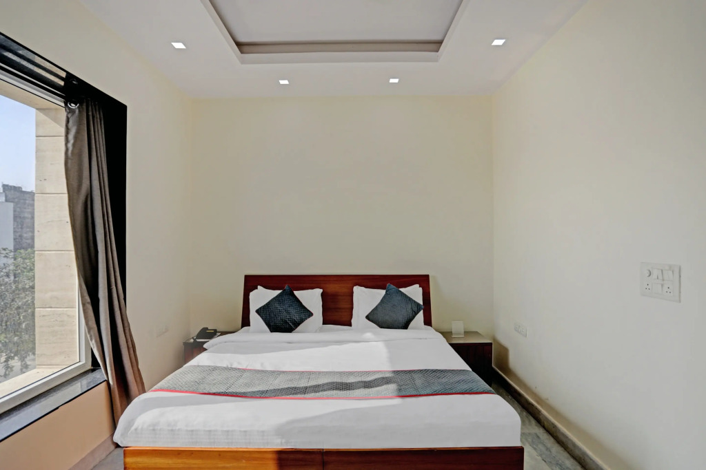 Нойда: OYO Townhouse 79643 Oyo Townhouse Hotel Merriment Near ISKCON Temple Noida