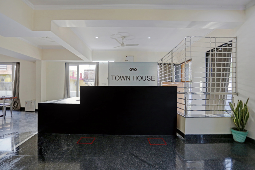 Нойда: OYO Townhouse 79643 Oyo Townhouse Hotel Merriment Near ISKCON Temple Noida