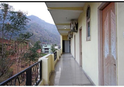 Ришикеш: River Side Hotel with Gangaotri View