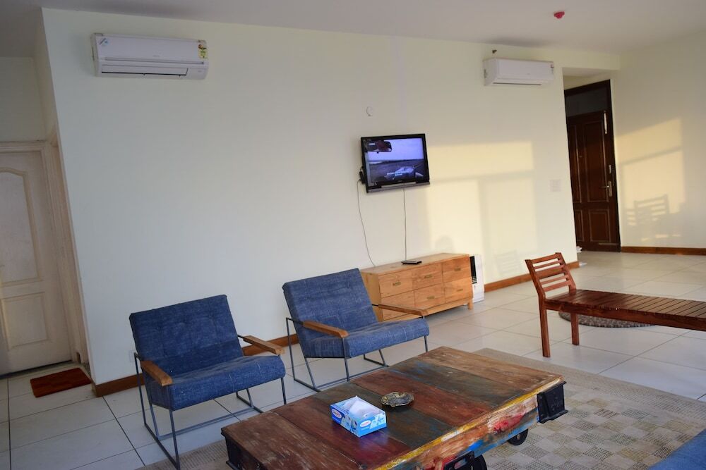 Большая Нойда: Spacious Condo Apartment in Greater Noida