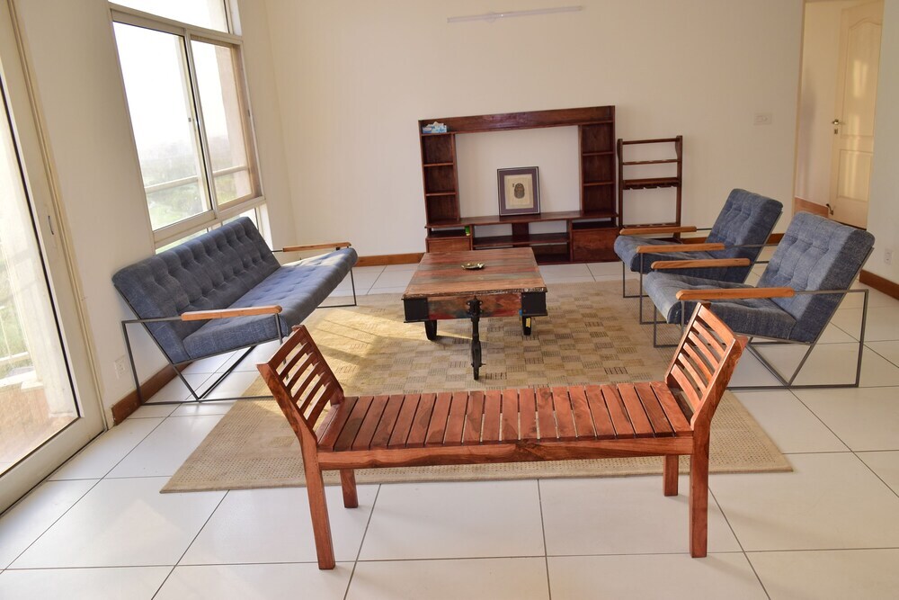 Большая Нойда: Spacious Condo Apartment in Greater Noida