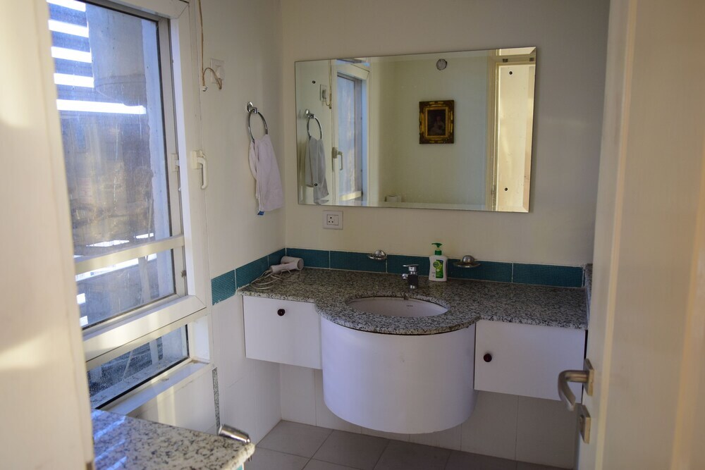Большая Нойда: Spacious Condo Apartment in Greater Noida