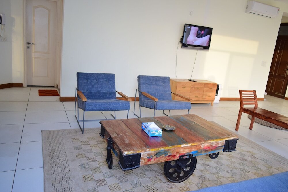 Большая Нойда: Spacious Condo Apartment in Greater Noida