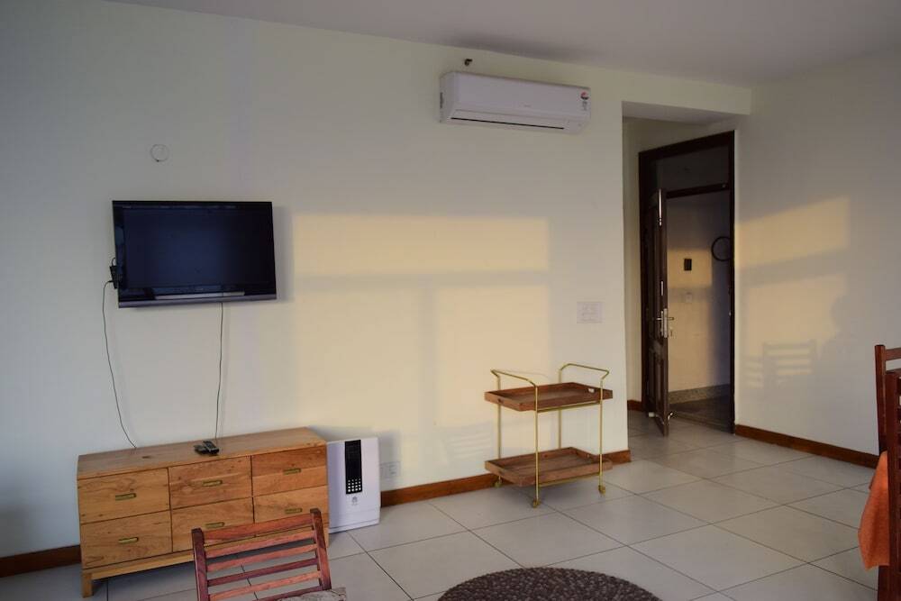 Большая Нойда: Spacious Condo Apartment in Greater Noida