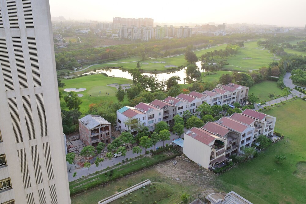 Большая Нойда: Spacious Condo Apartment in Greater Noida
