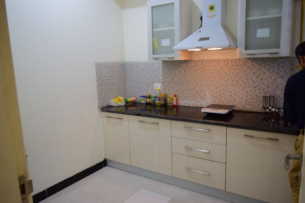 Большая Нойда: Spacious Condo Apartment in Greater Noida