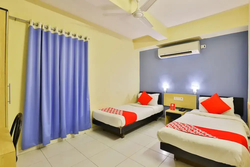 Сурат: Oyo 3975 Golden Star Country Club