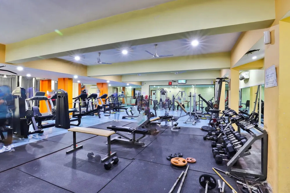 Сурат: Oyo 3975 Golden Star Country Club