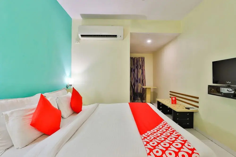 Сурат: Oyo 3975 Golden Star Country Club