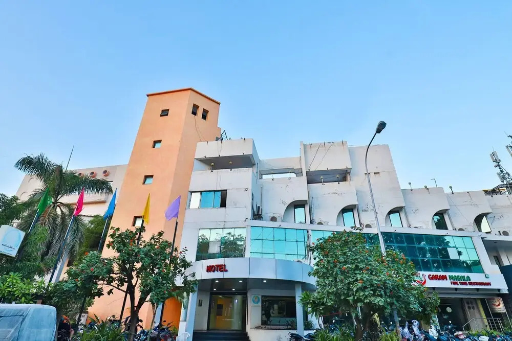 Сурат: Oyo 3975 Golden Star Country Club