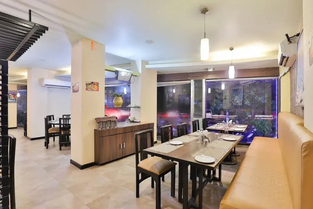 Сурат: Oyo 3975 Golden Star Country Club