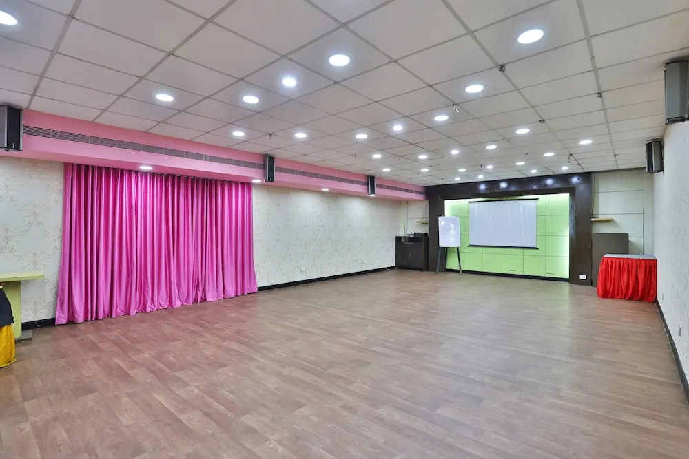 Сурат: Oyo 3975 Golden Star Country Club