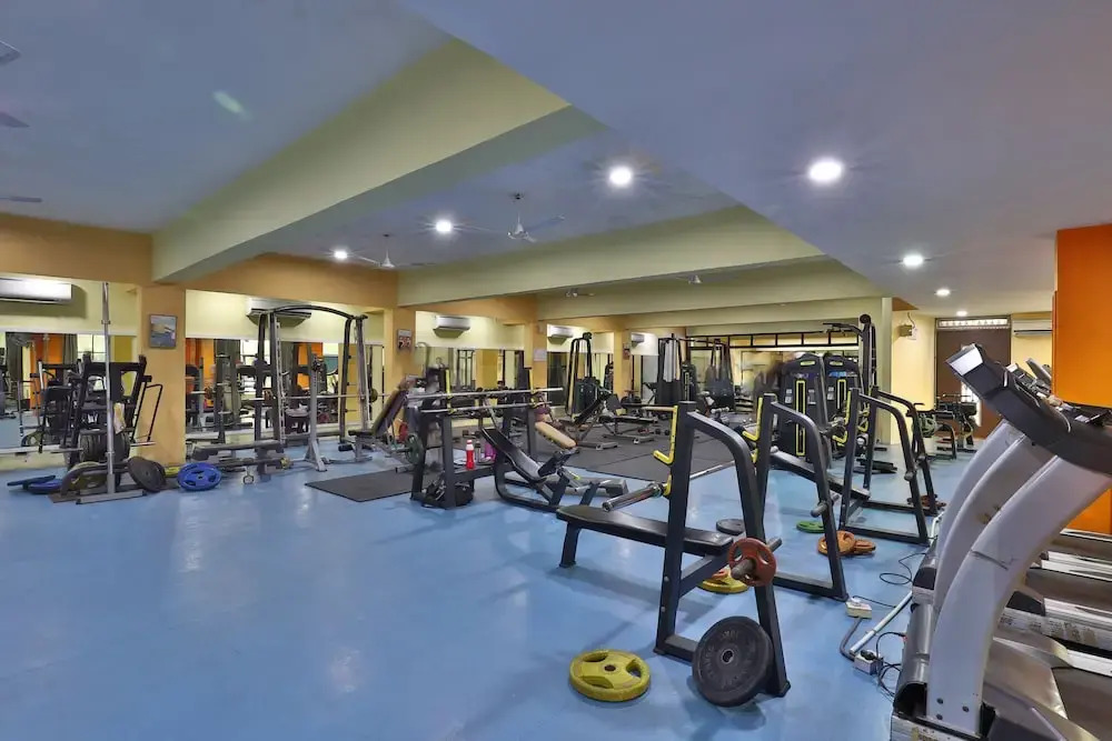Сурат: Oyo 3975 Golden Star Country Club