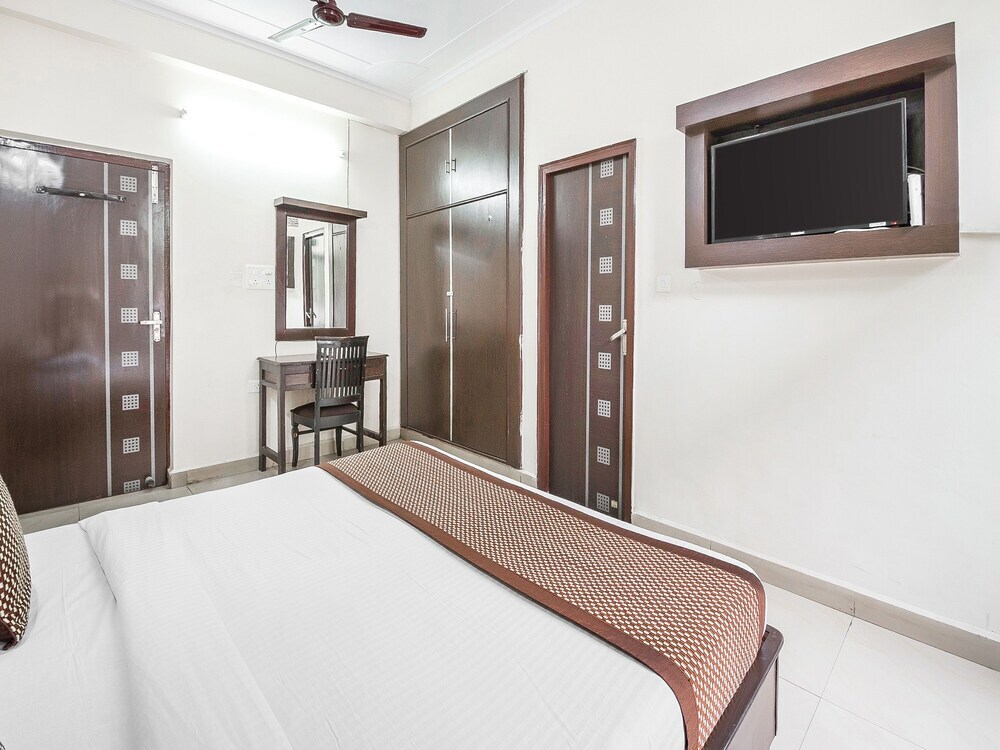 Нойда: OYO 15929 Comfort Residency