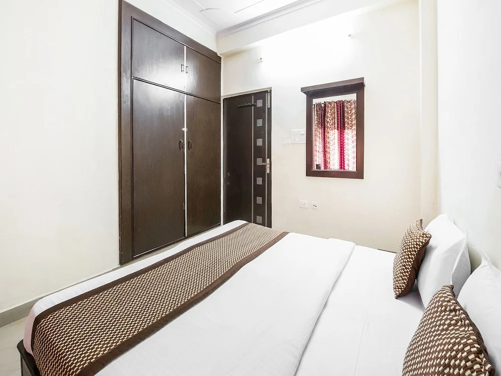 Нойда: OYO 15929 Comfort Residency