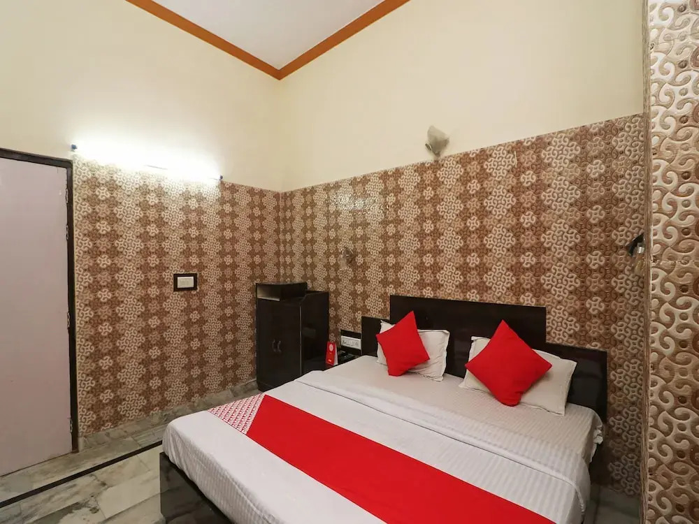 Агра: Oyo 26146 Hotel Sarwan