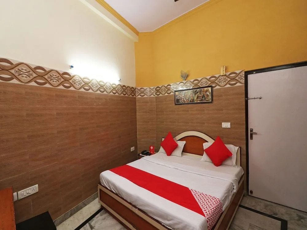 Агра: Oyo 26146 Hotel Sarwan