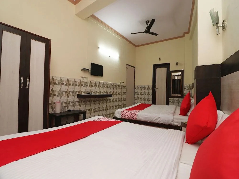 Агра: Oyo 26146 Hotel Sarwan