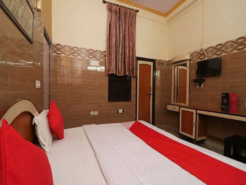 Агра: Oyo 26146 Hotel Sarwan