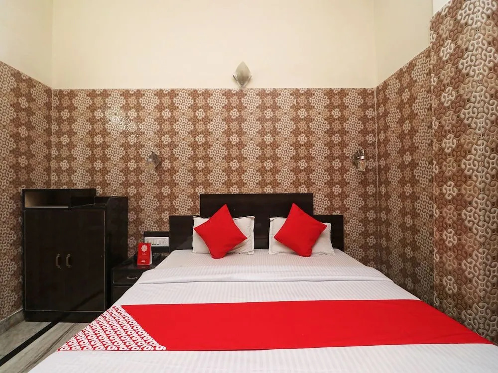 Агра: Oyo 26146 Hotel Sarwan