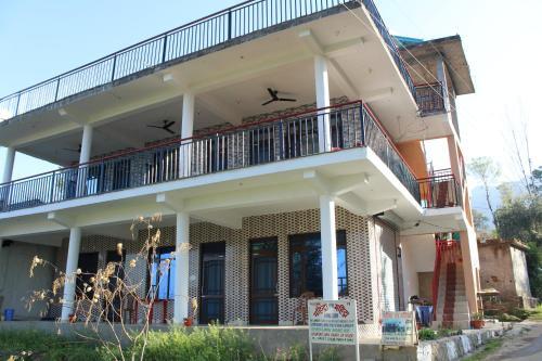Бир: Mohinder & Mohindra Home Stay