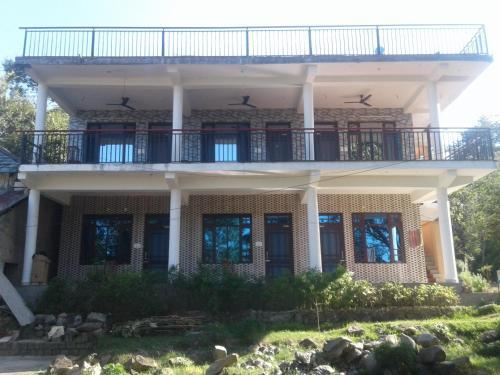 Бир: Mohinder & Mohindra Home Stay