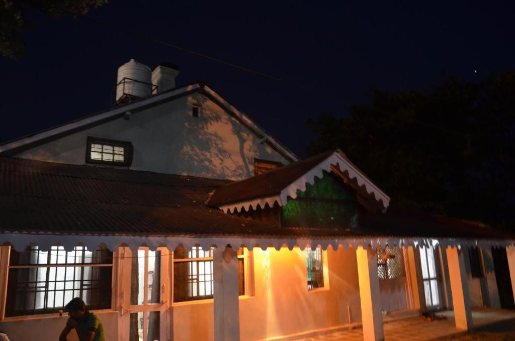 Чамба: Dingle House