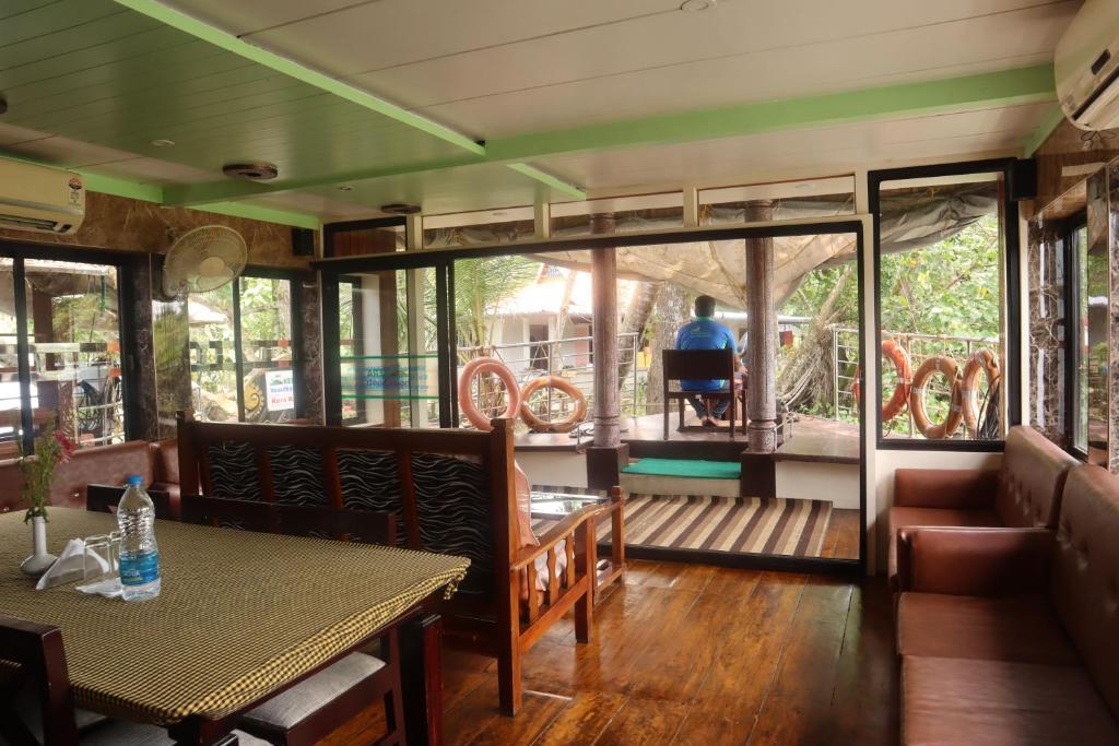 Аллеппи: Kera Houseboats Alleppey
