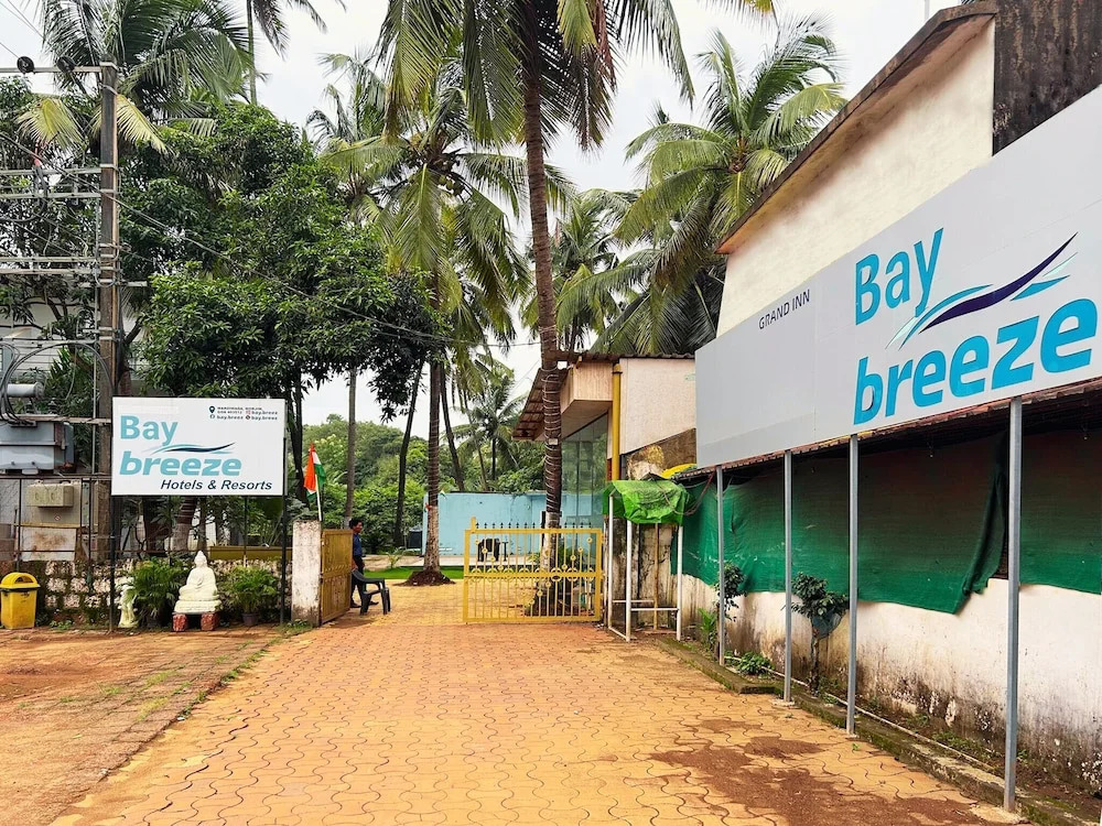 Морджим: Bay Breeze Hotels & Resorts