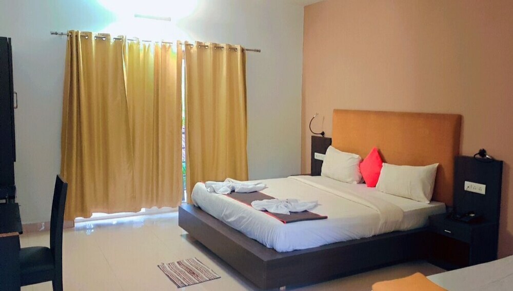 Морджим: Bay Breeze Hotels & Resorts