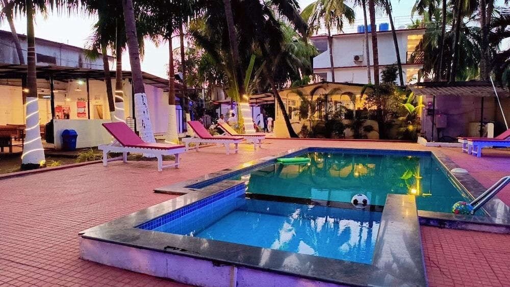 Морджим: Bay Breeze Hotels & Resorts