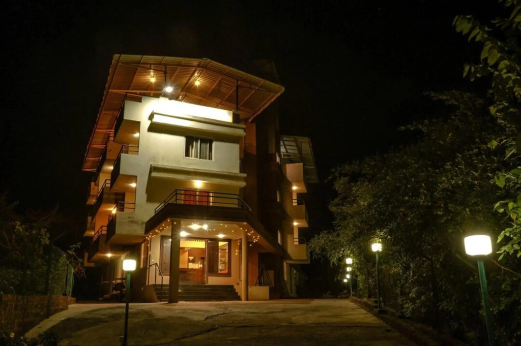 Даполи: Sahil Inn