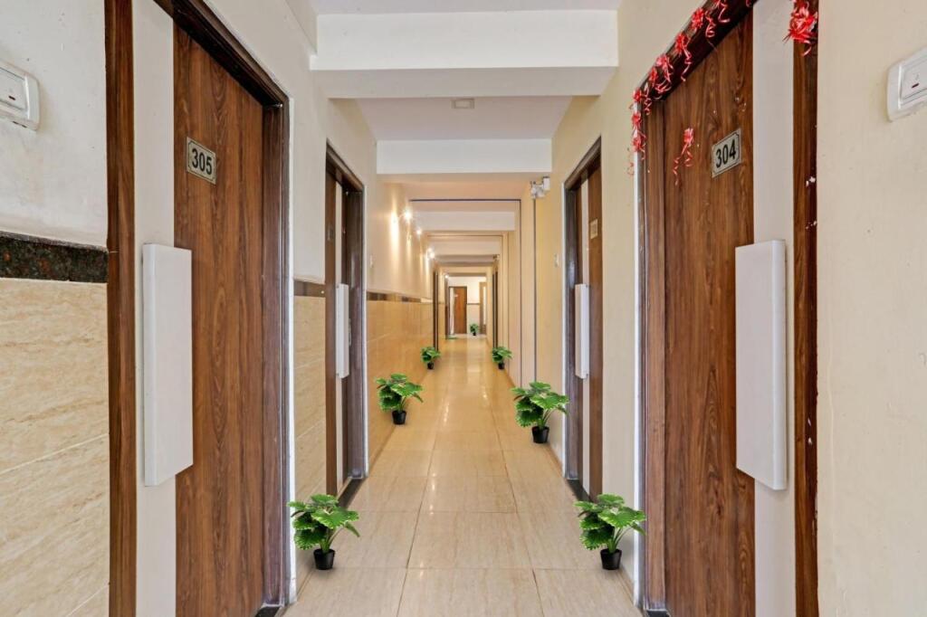 Хандала: Capital O 93378 Hotel Samrat Palace