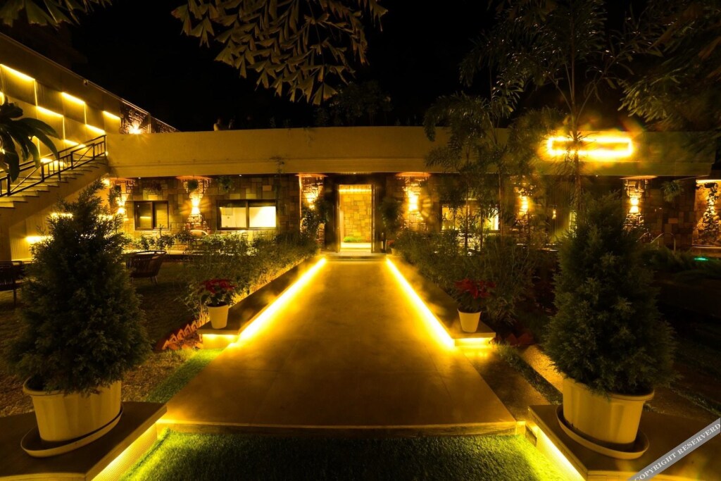 Пушкар: Out House Pushkar