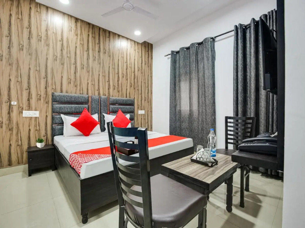 Лудхиана: POP 70106 Hotel City Stay