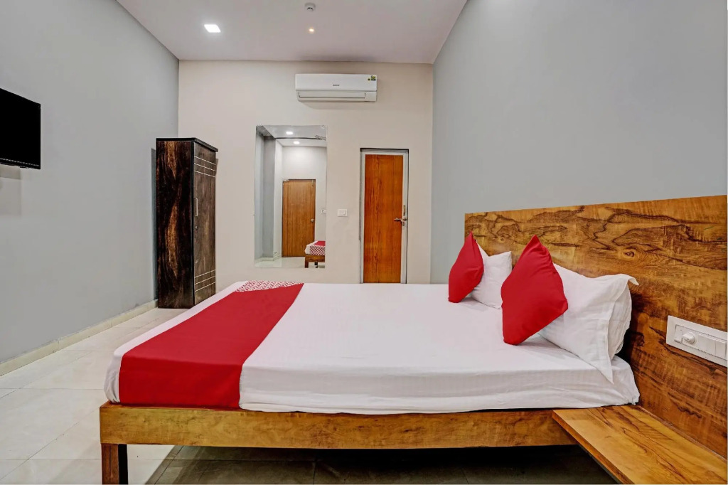 Сурат: Oyo 90395 Hotel 9