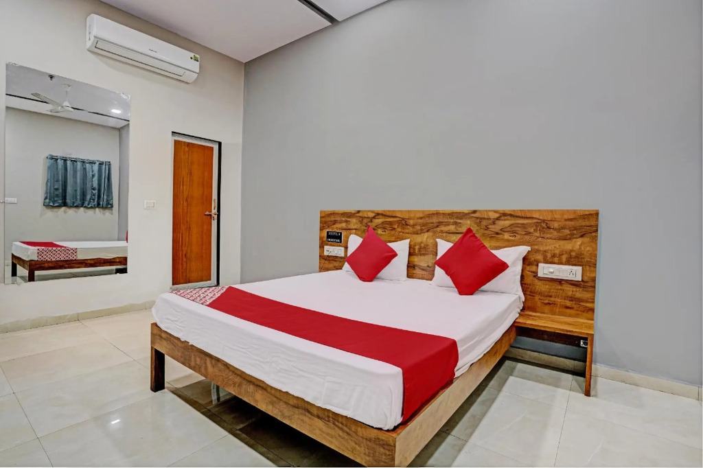 Сурат: Oyo 90395 Hotel 9