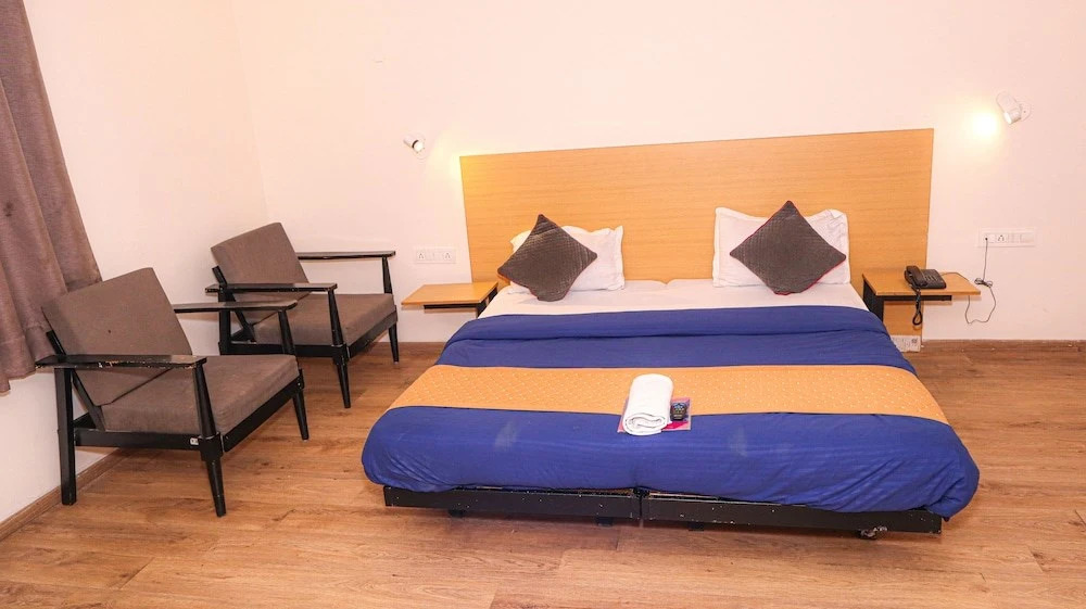 Нойда: Hotel Noida Grand 121