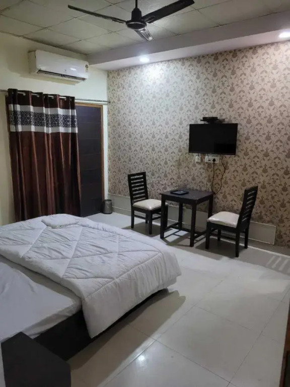 Фаридабад: POP 70075 Hotel Nestinn