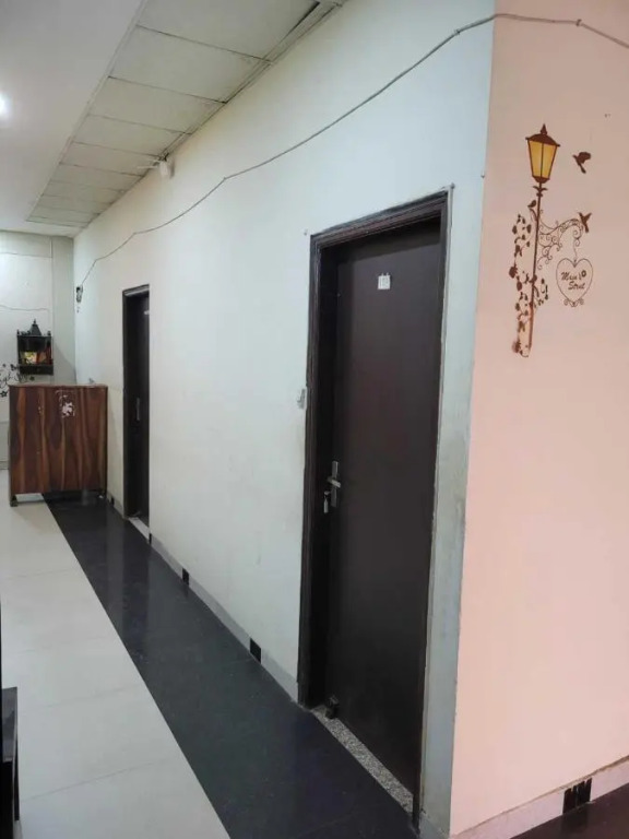 Фаридабад: POP 70075 Hotel Nestinn