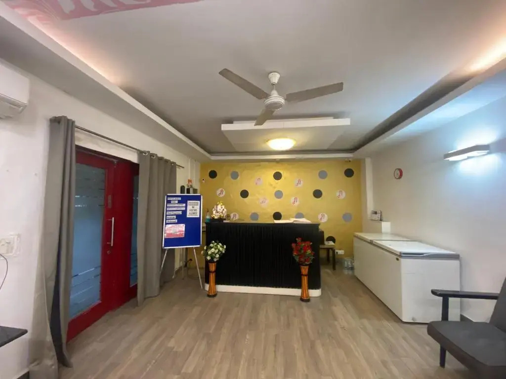 Нойда: Divine Inn Couple Friendly Hotel near Sector 51 Metro Station
