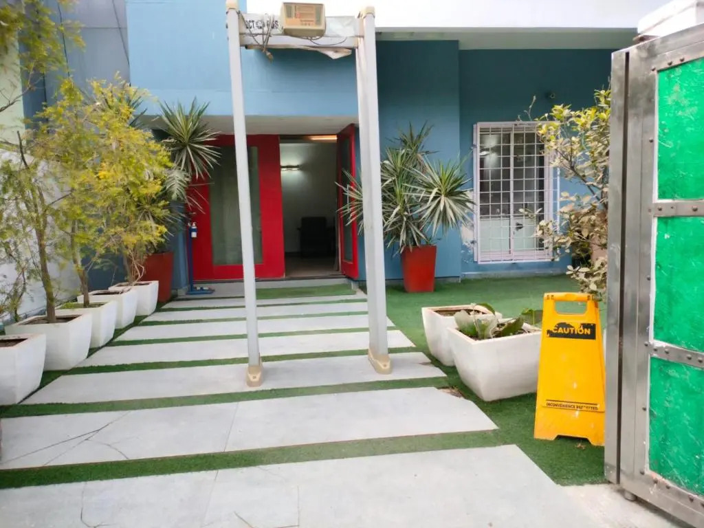 Нойда: Divine Inn Couple Friendly Hotel near Sector 51 Metro Station