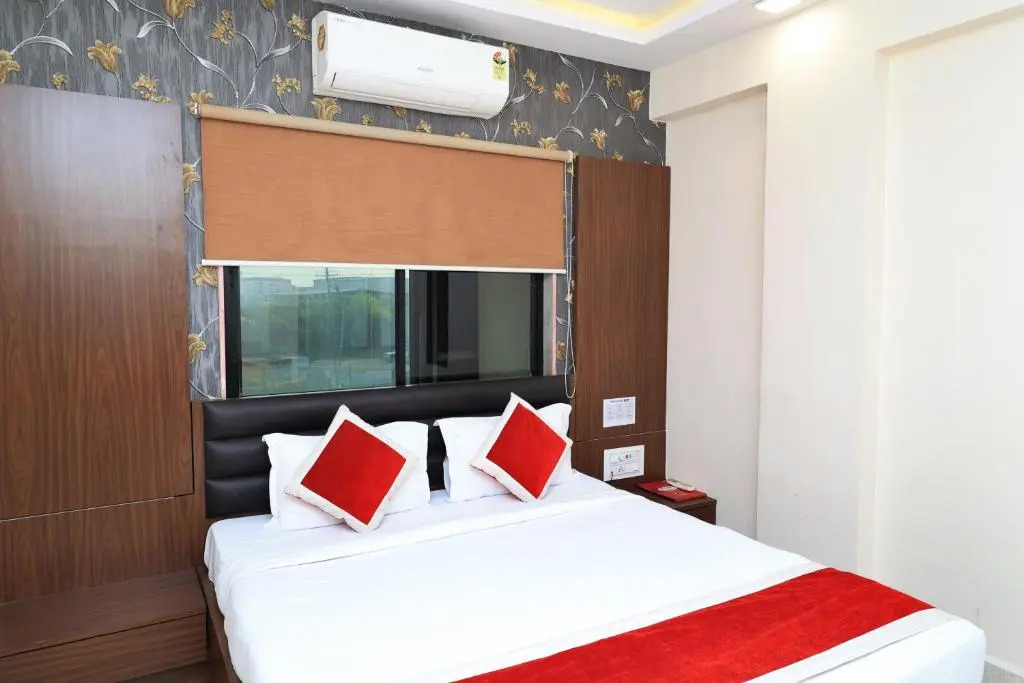 Сурат: Hotel Sai Neel