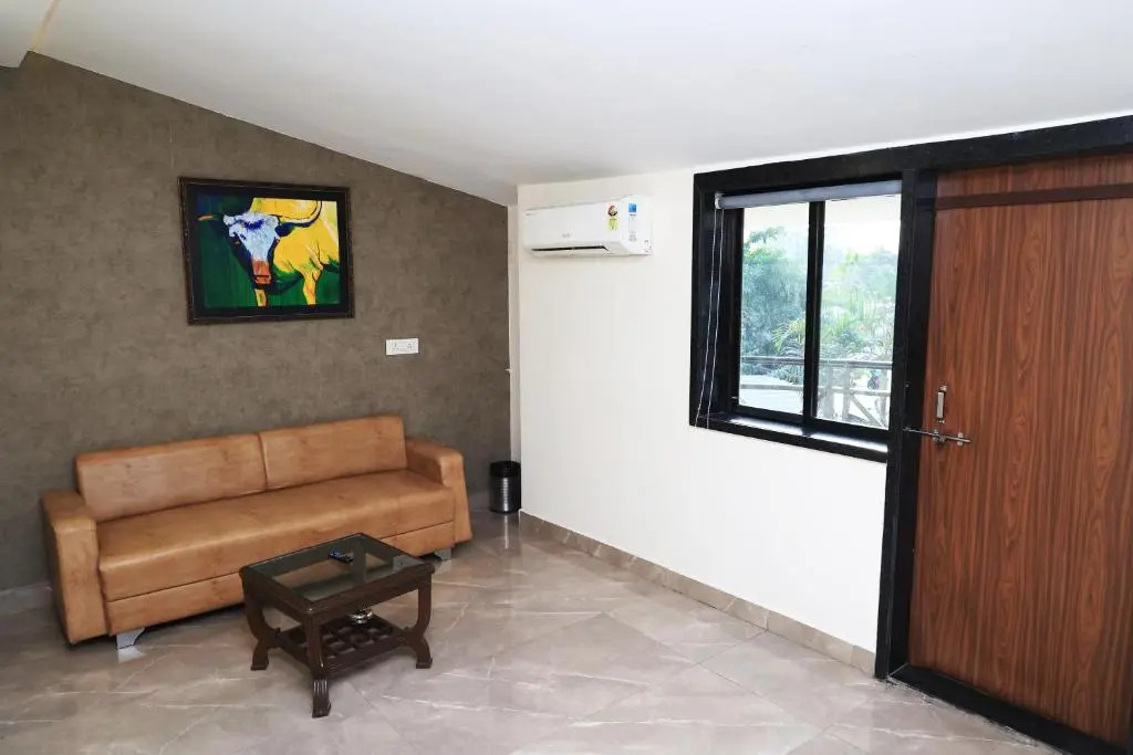 Сурат: Hotel Sai Neel