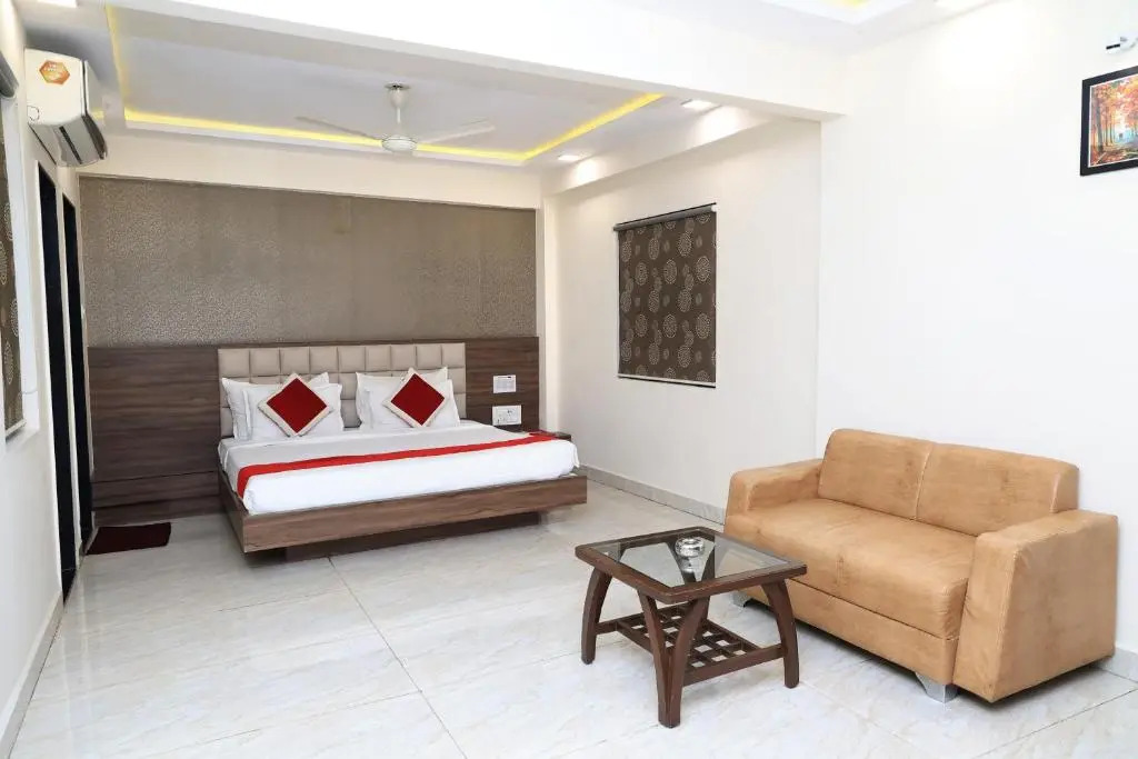 Сурат: Hotel Sai Neel