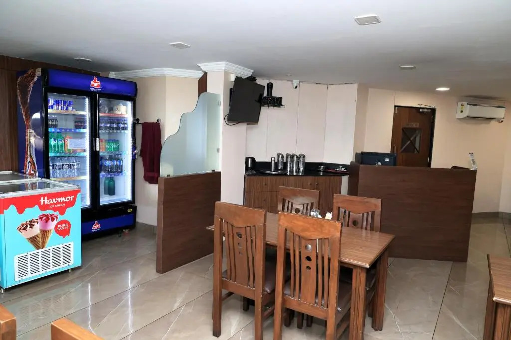 Сурат: Hotel Sai Neel