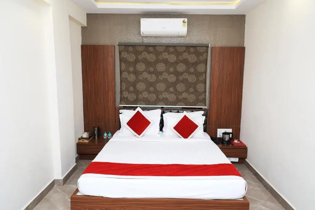 Сурат: Hotel Sai Neel