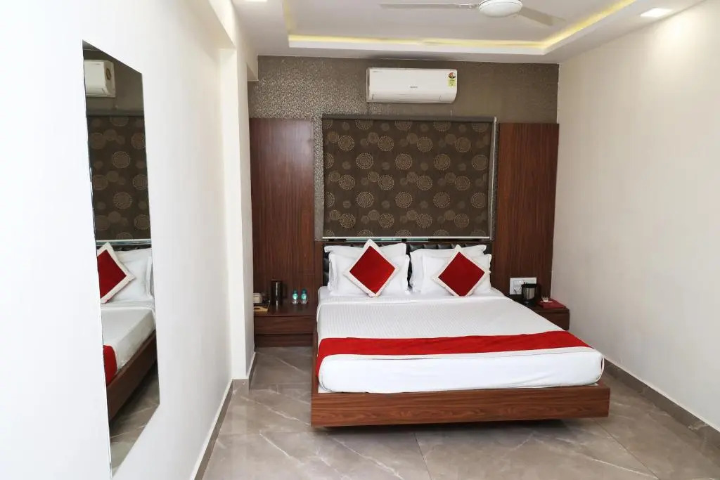Сурат: Hotel Sai Neel