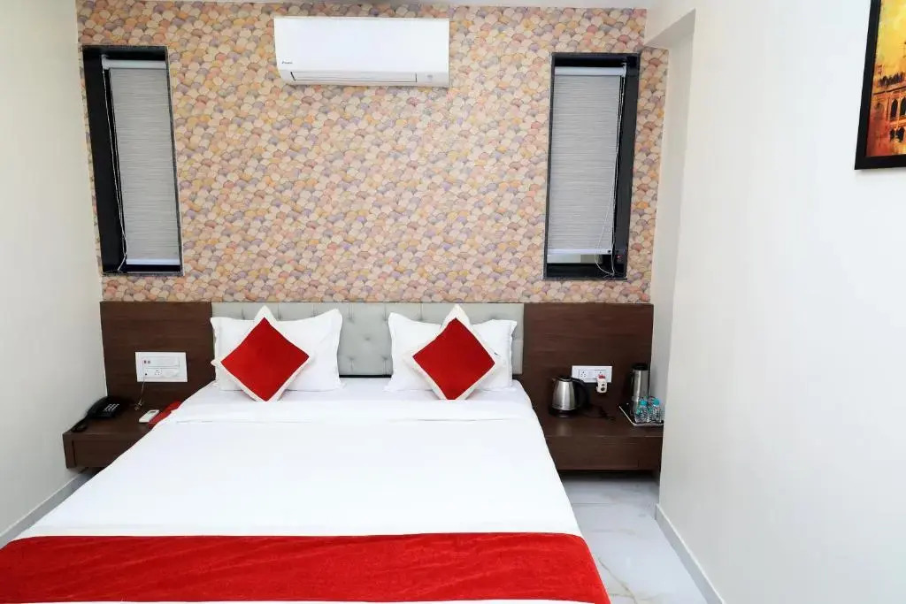 Сурат: Hotel Sai Neel